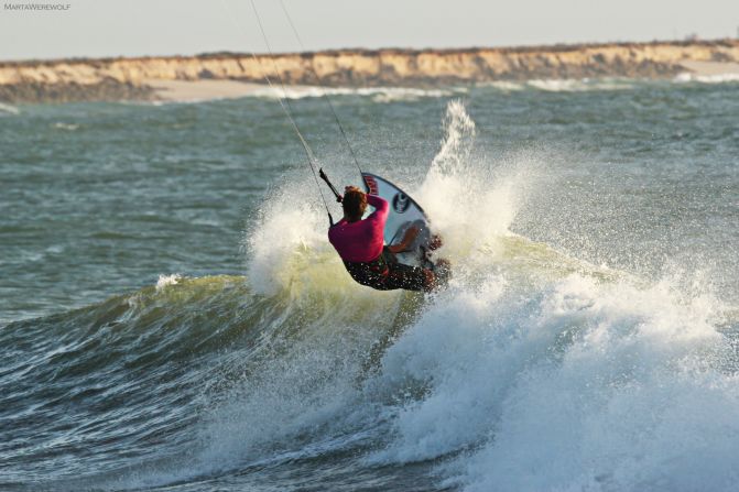 While average wind speeds in Dakhla are around 20-25 knots through out the year, the area can experience wind speeds as high as 40 knots -- conditions only suitable for experienced kite surfers. 
