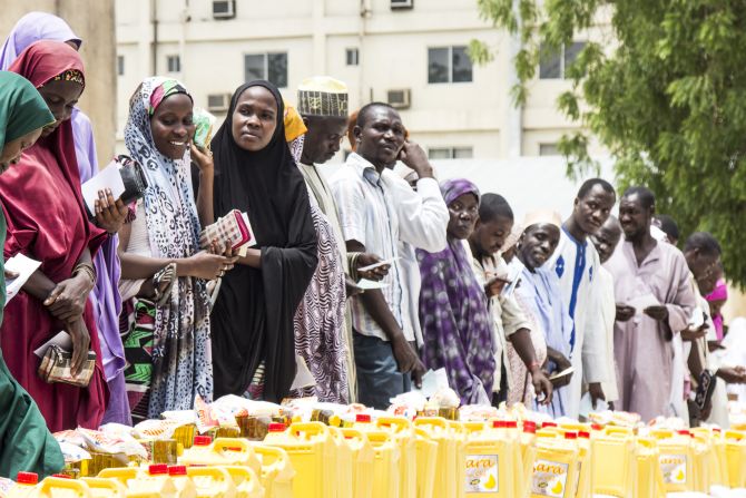 ICRC has distributed 1-month ration to 8500 families in Maiduguri. The food package includes 75 kg of rice, 24 kg of beans, 1 kg of salt and 12 litres of cooking oil. It will provide 2500 Kcal per person per day and will cover the needs of a 6-member family.