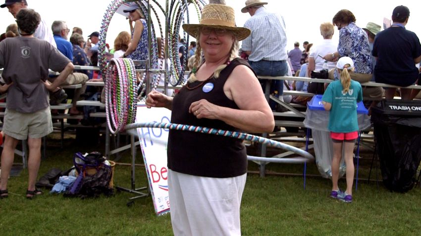 Woman sells 'Hoops for Bernie' to supper Sanders presidential campaign 