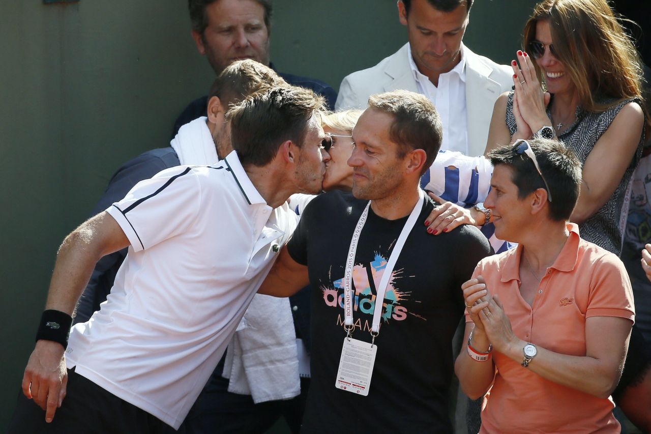 French wildcard Nicolas Mahut, 33, upset 2014 semifinalist Ernests Gulbis in four sets. Mahut celebrated by kissing his girlfriend. 