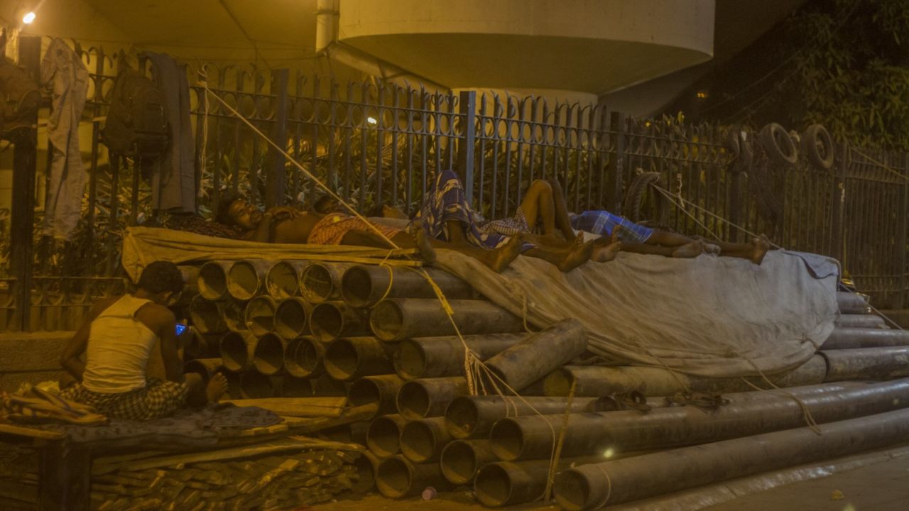 Construction workers asleep in the Delhi heat on May 27.