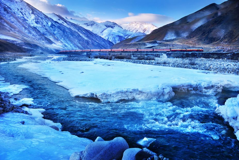 Wang captured the Tianshan Mountain Section of the South Xinjiang Railway before it was shut down in early 2015. "The charm of this railway lies in a number of different landscapes including desert, oases, valleys and snow mountains," he says.<br />