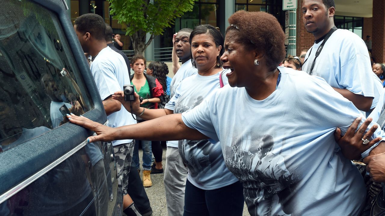 Karen Williams, daughter of blues legend B.B. King, cries as the hearse carrying her late father passes by Wednesday, May 27, in Memphis, Tennessee. <a href="http://www.cnn.com/2015/05/15/entertainment/bb-king-dead/index.html" target="_blank">King died earlier this month</a> at the age of 89.