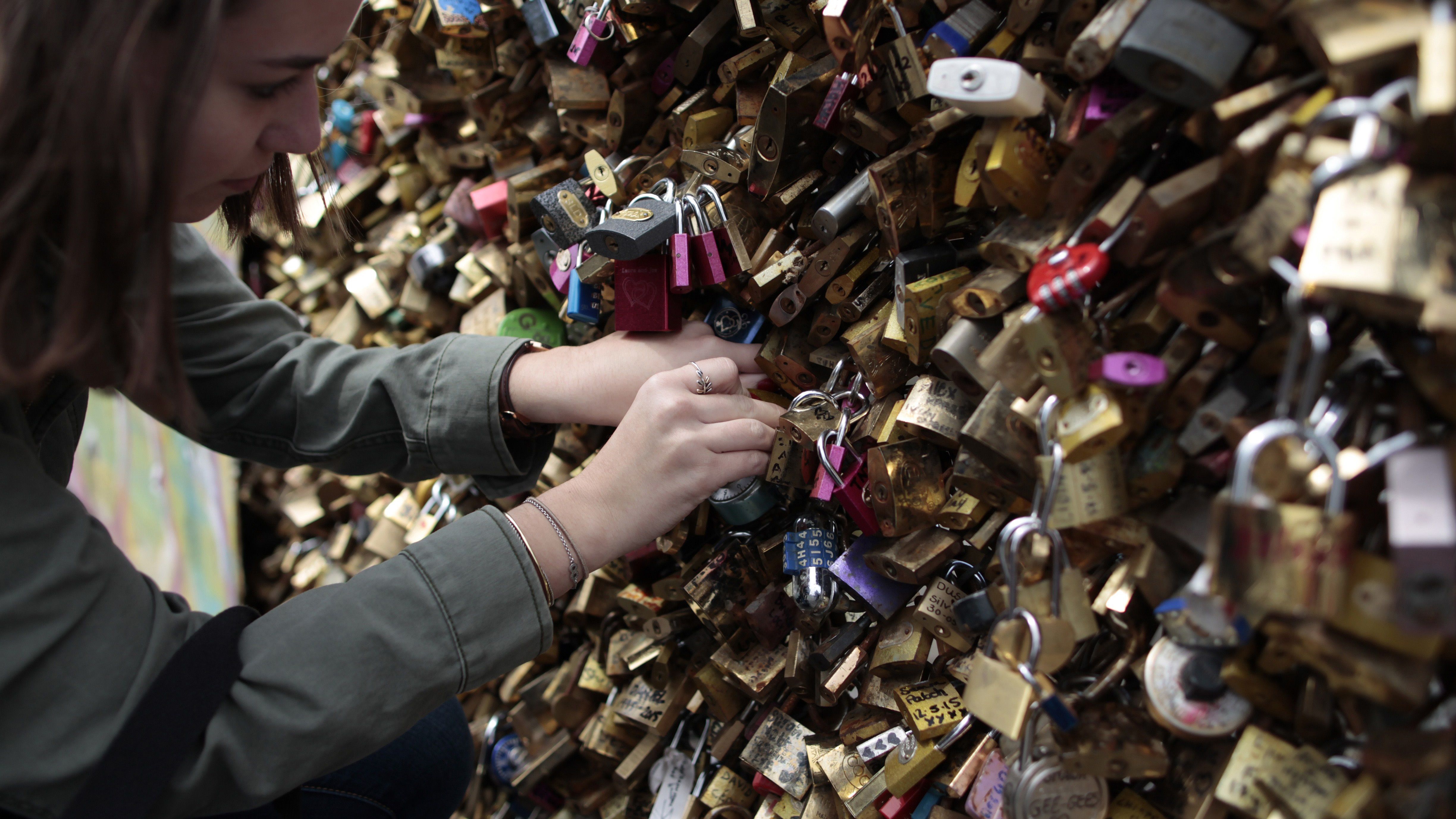 Paris removes 'love locks' from Pont des Arts bridge