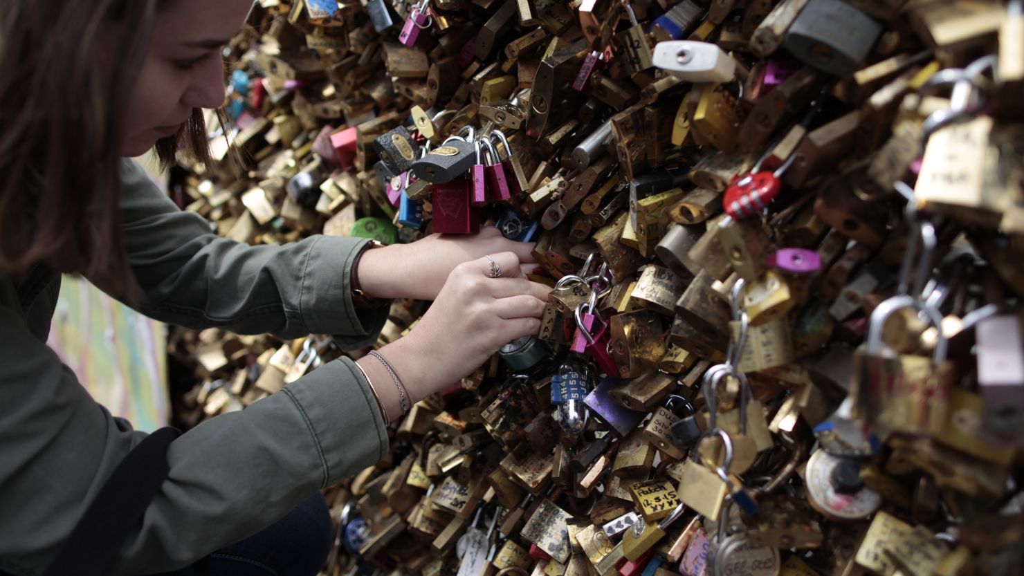 The tons of locks removed form Paris's bridges will be auctioned to help refugees. The unique sale will have around 150 pieces composed by the old padlocks. 