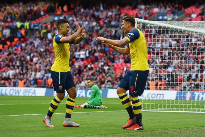 Olivier Giroud is congratulated by Sanchez after wrapping up the 4-0 victory with his late strike.