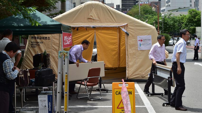 South Korean hospital workers set a separated emergency center for MERS cases at the National Medical Center in Seoul on June 1, 2015. South Korean President Park Geun-Hye scolded health officials on June 1, over their response to an outbreak of the MERS virus, as the number of infections climbed to 18, with nearly 700 under observation. Major South Korean hospitals are setting up special MERS clinic rooms to fight the disease. AFP PHOTO / JUNG YEON-JE