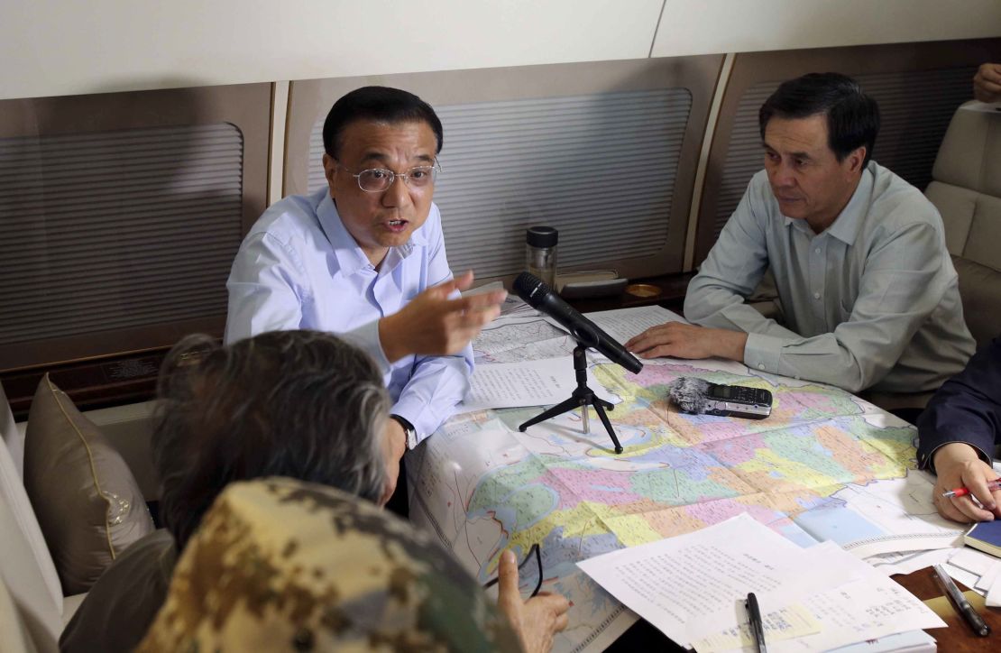 Chinese Premier Li Keqiang chairs a meeting to direct search and rescue work on June 2.