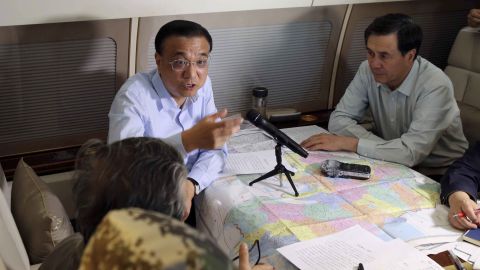 Chinese Premier Li Keqiang chairs a meeting to direct search and rescue work on June 2.