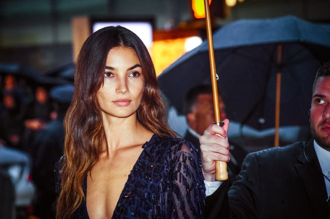 The attendant holding an umbrella for Victoria's Secret model, Lily Aldridge, is clearly captivated. And who can blame him. 