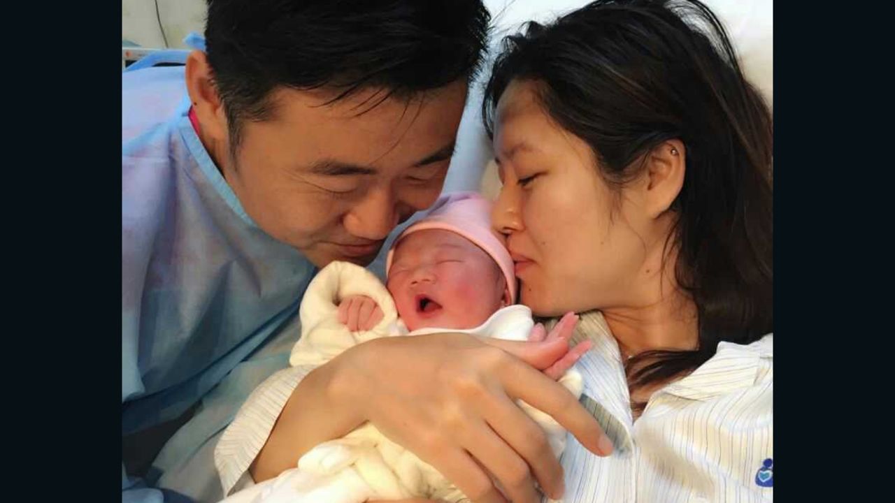 Retired tennis player Li Na of China gave birth to her first child, a daughter, on Wednesday.