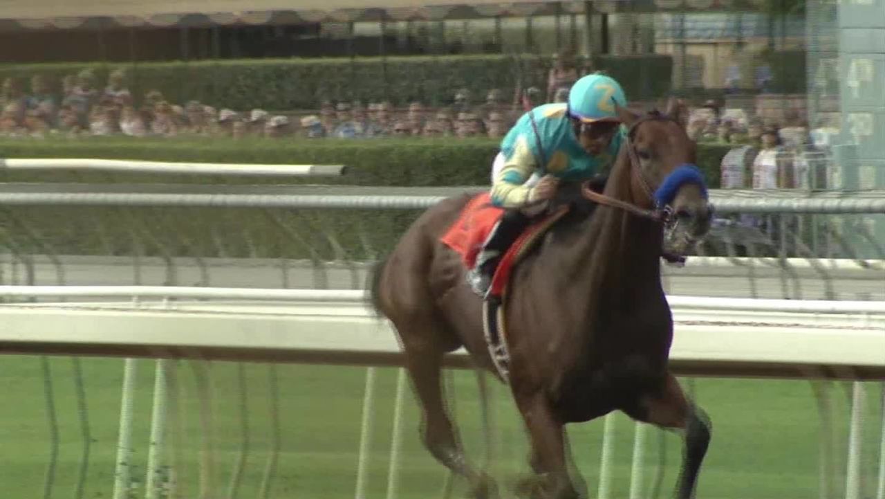 cnnee pkg hurtado triple crown jockey_00000624.jpg