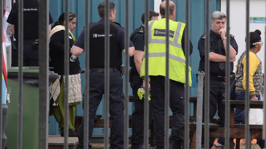 uk migrants found in containers pleitgen lkl_00001225.jpg