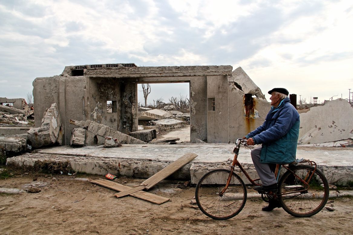 Novak walks his dog or rides his bike every day. He considers it a ritual. "At my age, I simply enjoy life, by walking through the ruins of Epecuen," says Novak.