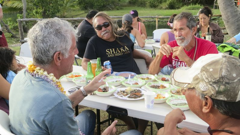 Tony has a meal with community members on the island of Moloka'i, including Walter Ritte, an outspoken activist for Hawaiian empowerment and sovereignty.