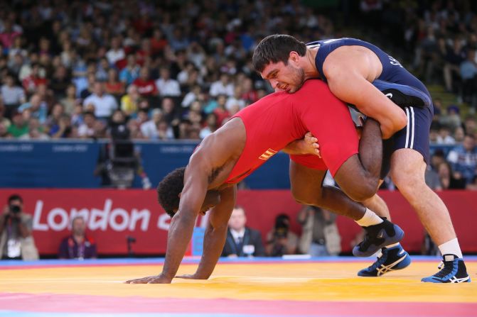 Azerbaijan's Sharif Sharifov (right) gets to grips with Puerto Rico's Jaime Yusept Espinal in the final of the men's 84kg freestyle competition at the London Olympics.
