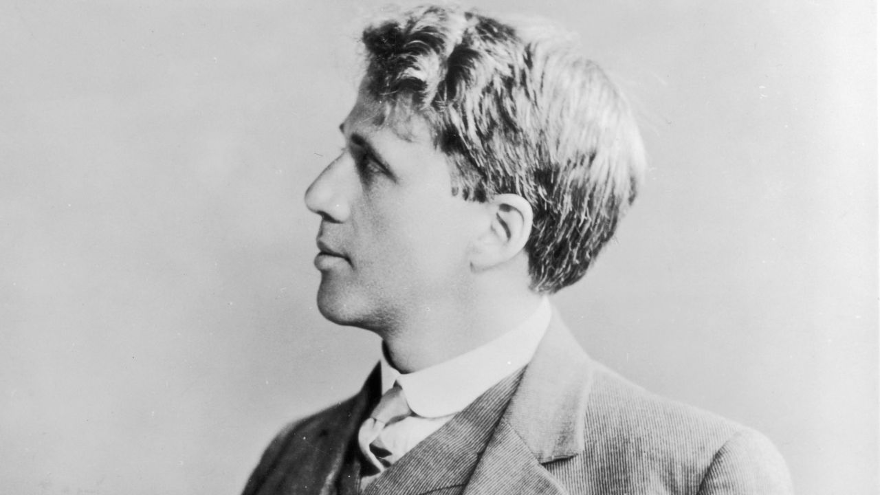 The Pulitzer Prize-winning poems of <strong>Robert Frost</strong> (1874-1963) were rooted in the rural imagery of his beloved New England. His best-known poems, including "The Road Not Taken" and "Stopping By Woods on a Snowy Evening," have inspired countless school-yearbook quotes.