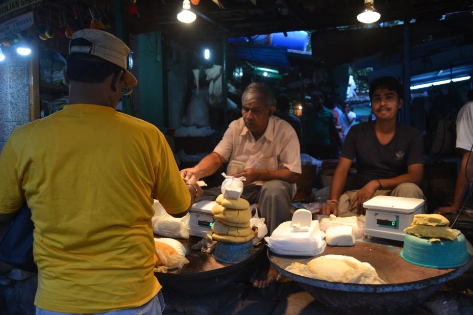 Market vendors sell chhana and paneer, which are used as the base for many styles of Bengali sweets. 