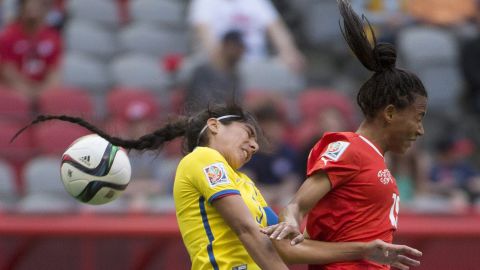 Switzerland's Eseosa Aigbogun, right, and Ecuador's Nancy Aguilar go for a header.