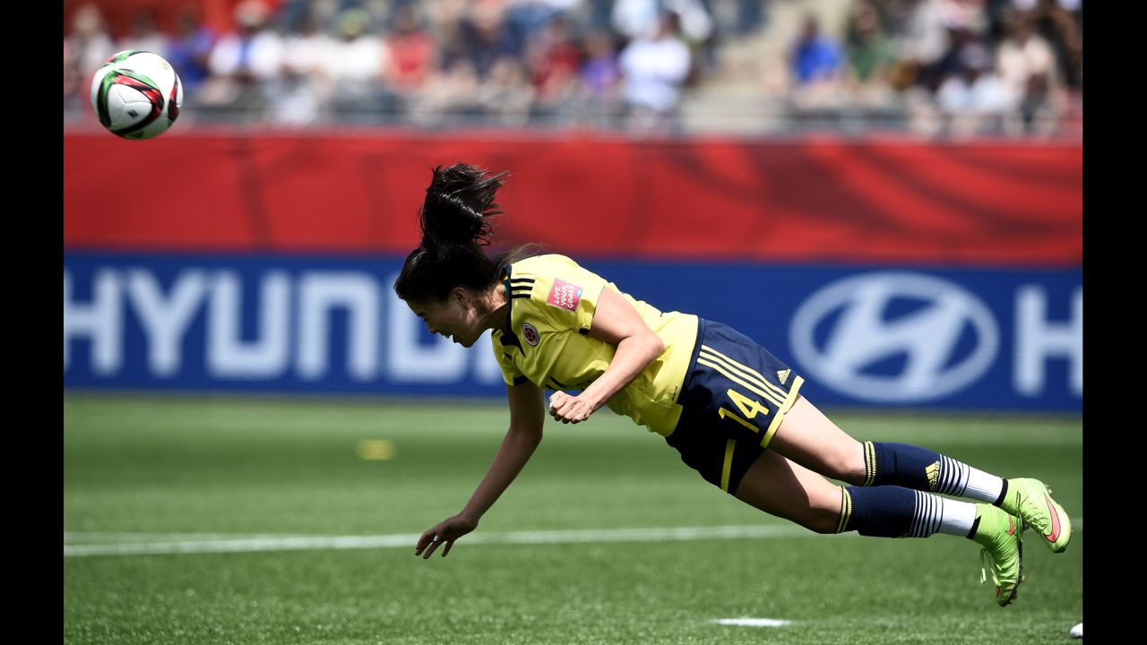 Colombian midfielder Nataly Arias heads the ball.