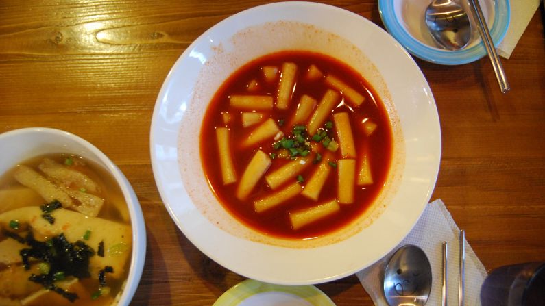 Ddukddeok's signature dish (ddukddeok) is comprised of rice cakes slathered in a sweet and spicy sauce. The restaurant is one of the new culinary hot spots in Seongsu.