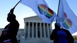 Протестиращите държат знамена за правата на гейовете пред Върховния съд на САЩ на 28 април 2015 г. във Вашингтон, окръг Колумбия. Докато Съдът се събра, за да реши дали еднополовите двойки имат конституционно право да се женят в Съединените щати. class=