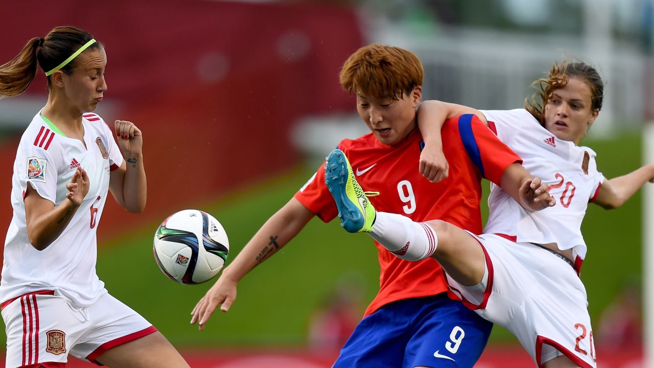 Eunsun Park of South Korea is challenged by Irene Paredes of Spain. 
