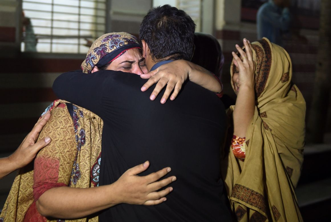 Relatives mourn the death of a heat wave victim at the Edhi morgue in Karachi on June 21.