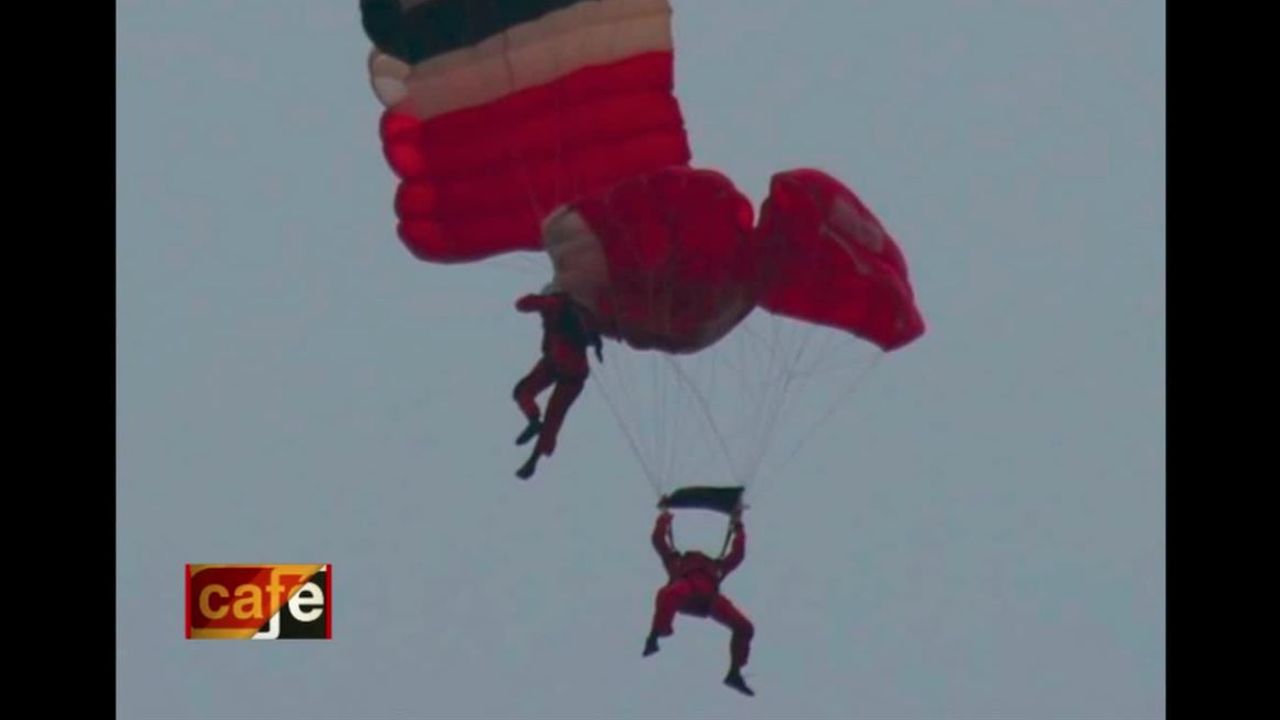 cnnee vo cafe rescue parachute viral video_00010807.jpg