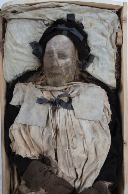 Researchers examining the mummified remains of Bishop Peder Winstrup, buried in Lund Cathedral in 1680, have made an unusual discovery.
