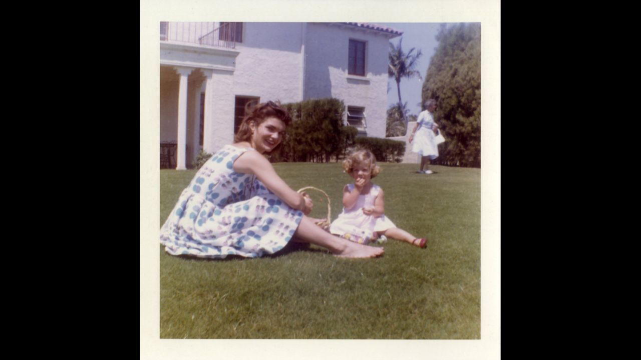 Jackie Kennedy having a picnic with Caroline Kennedy in May 1960.