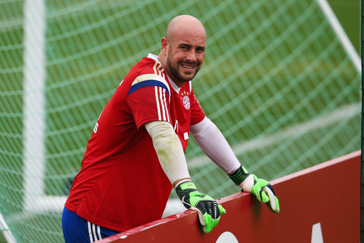 Spanish goalkeeper Pepe Reina has joined Italian club Napoli from German champions Bayern Munich. Reina had a previous loan spell in Naples during the 2013-14 season.
