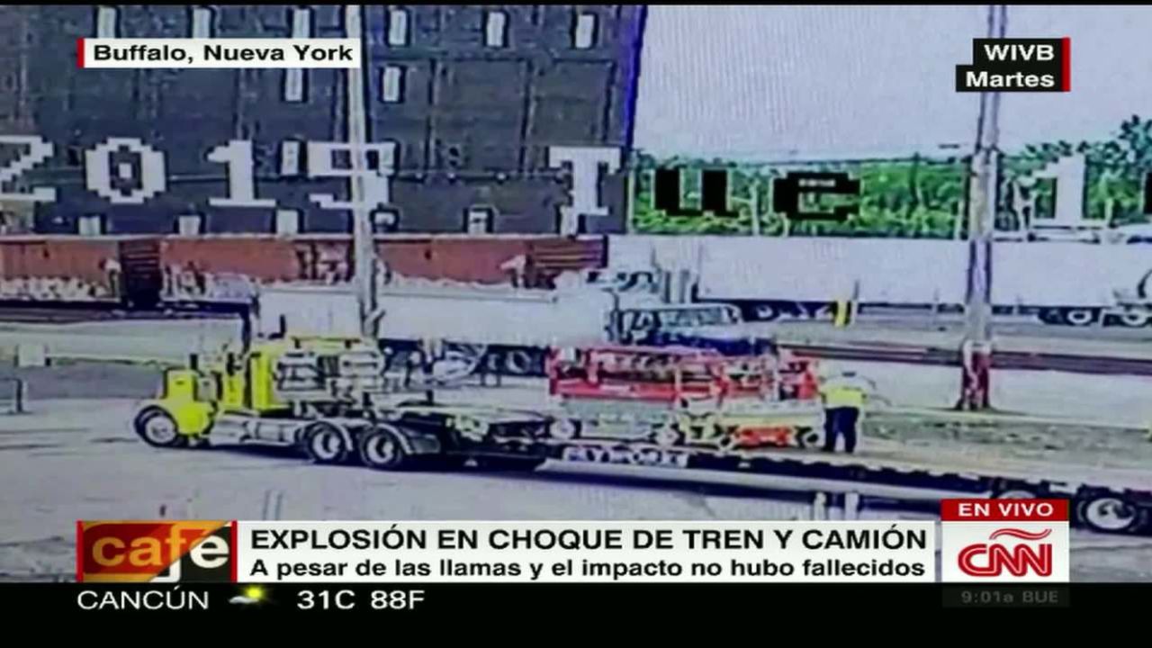 cnnee shocking collision between a bus and a train_00001708.jpg