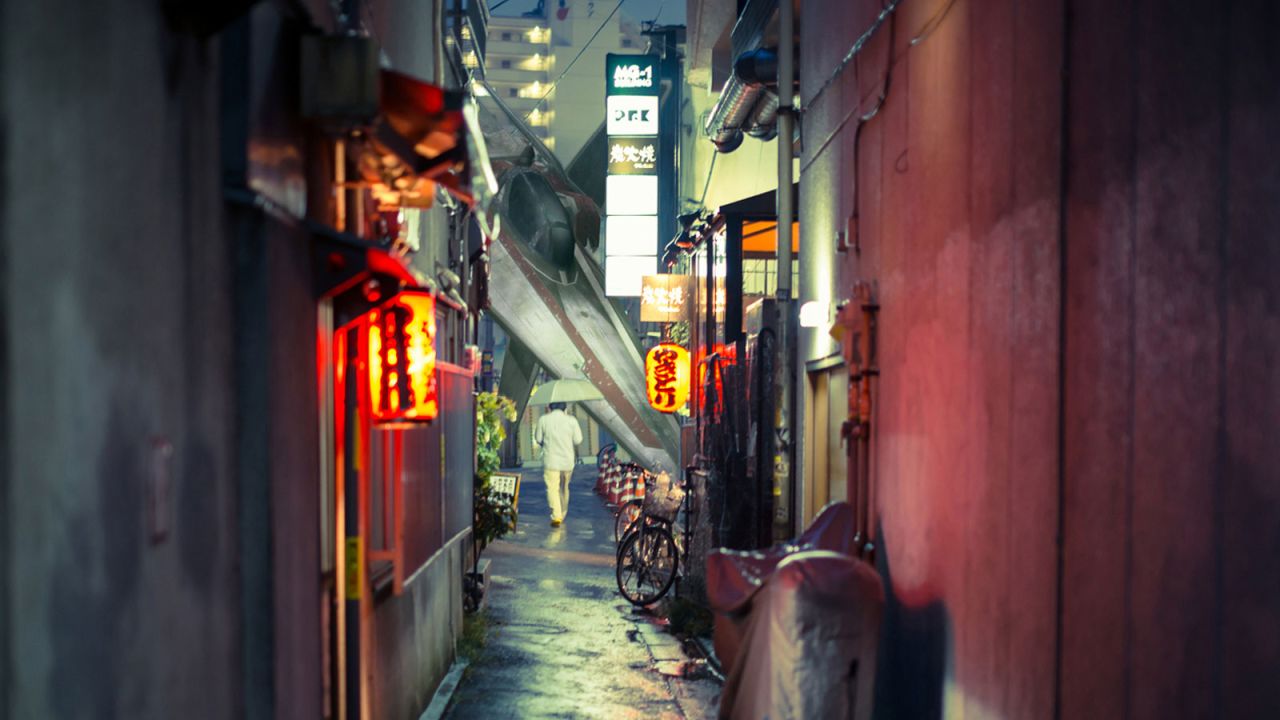 "Once you start down the dark path, forever will it dominate your destiny, consume you it will." Wise words Yoda, but this is just an alleyway in Tokyo. 