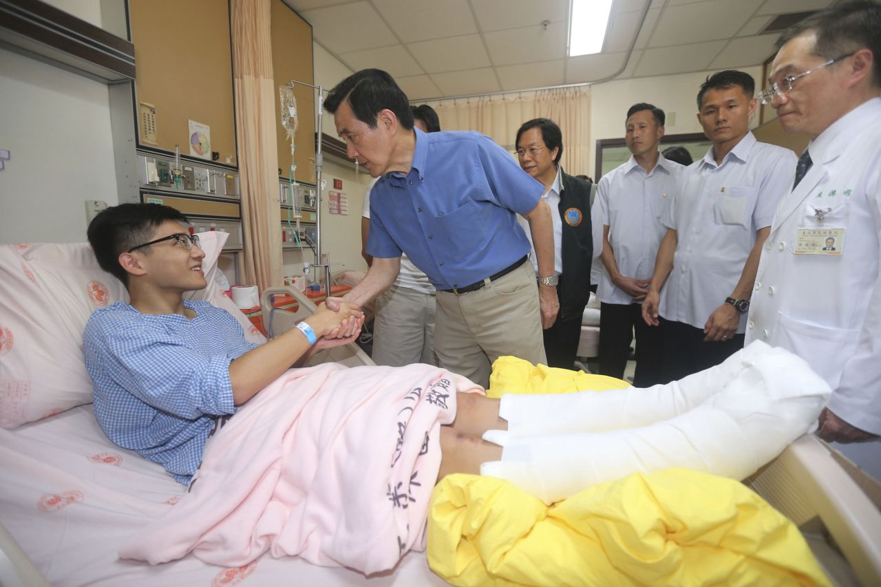 Taiwanese President Ma Ying-jeou shakes hands with a victim on June 28, 2015. The New Taipei City fire department says 200 people were injured in an accidental explosion of colored theatrical powder Saturday night near a performance stage where about 1,000 people were gathered for party.