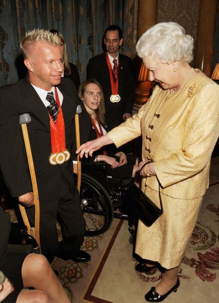 The Queen inspects Lee Pearson's Paralympic medals in 2009. Pearson has been honored several times by Her Majesty but has publicly questioned his lack of a knighthood.