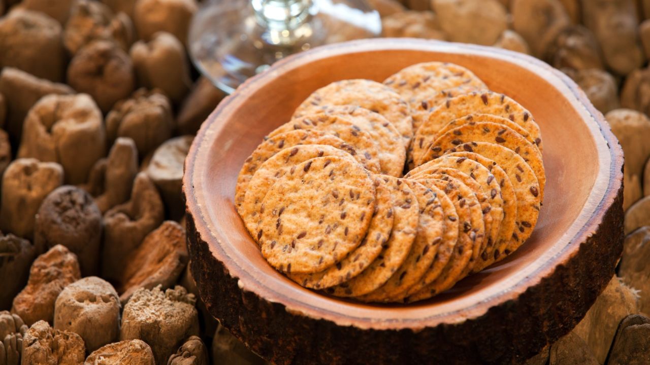 Gluten-free and organic doesn't give parents a "free pass" for nutrition, says one expert. Many such snacks are high in sugar.