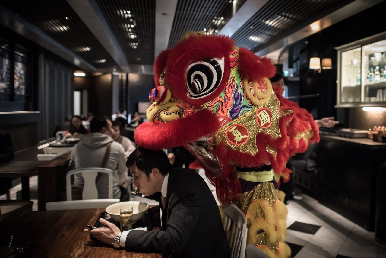 A service charge is almost always included in the bill, so Hong Kongers don't bother tipping unless the waiter does something extraordinary -- like lion dancing. Tipping is more about getting rid of loose change. 