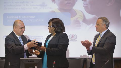 World health officials congratulate Cuban health leaders on elimination of mother-to-child transmission of HIV.