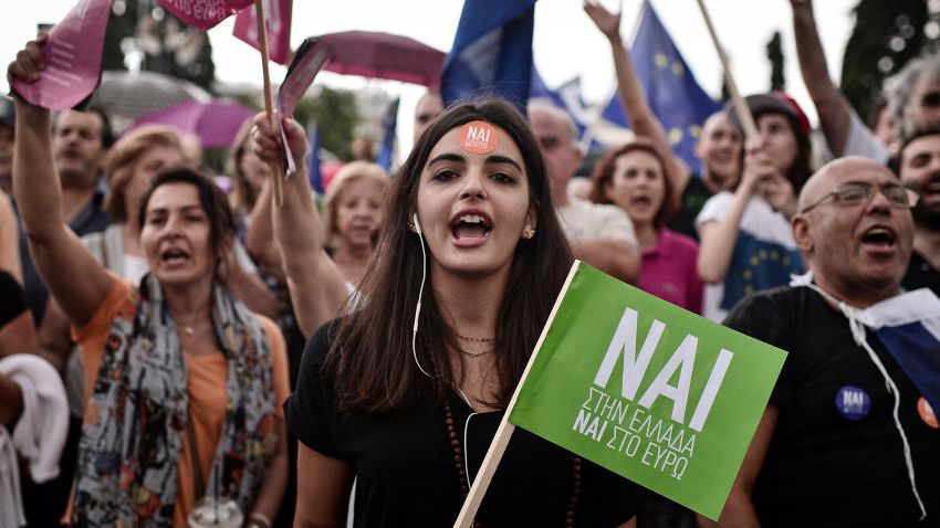 Pro-Euro protesters gather in front of the parliament building in Athens on June 30, 2015. 