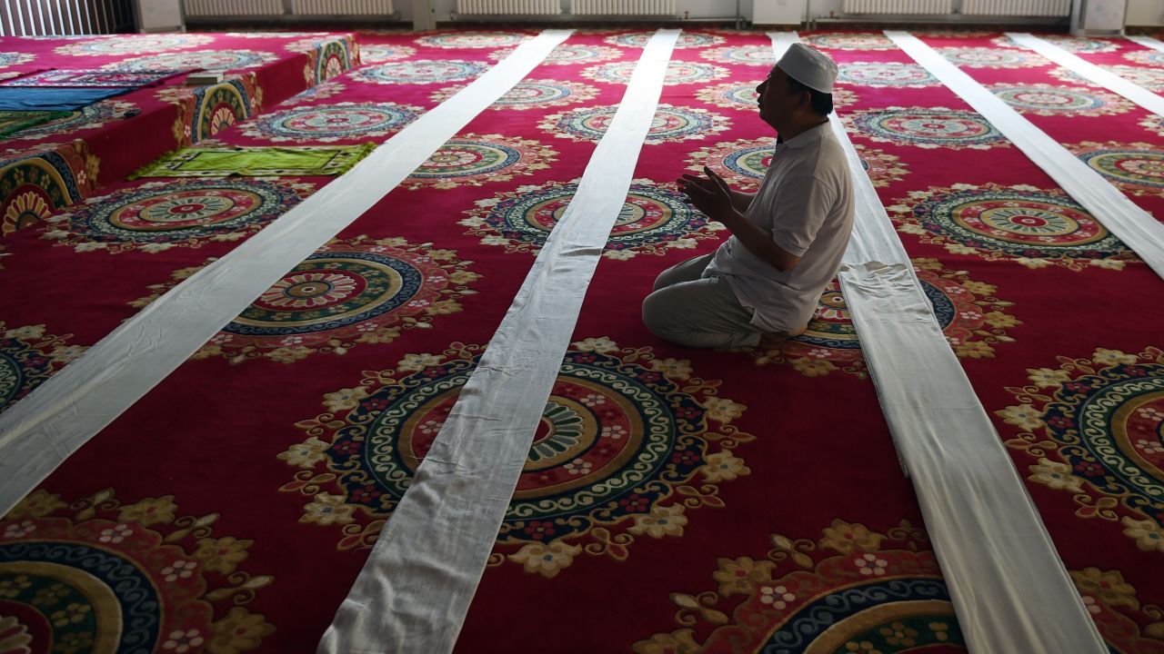 A Chinese Muslim man prays on the first day of Ramadan, the Muslim holy month, at a mosque in Beijing on June 18, 2015.