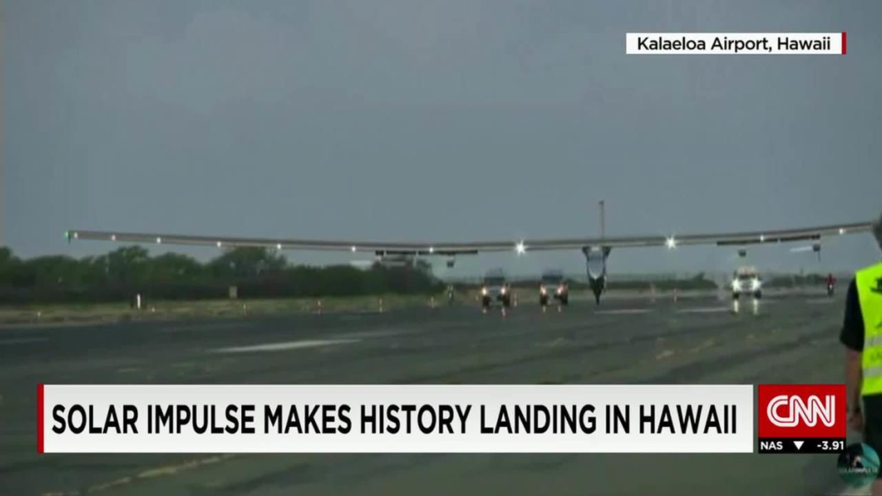 solar.impulse.lands.hawaii_00001216.jpg