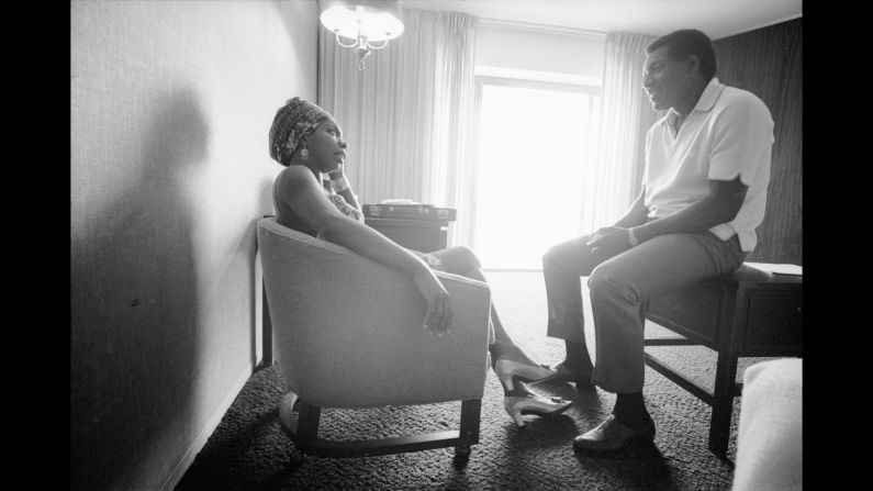 Simone talks with musician Otis Redding in an Atlanta hotel room in 1967.