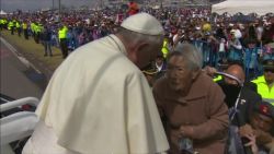 Pope Ecuador selfie disabled woman kiss vo_00001206.jpg