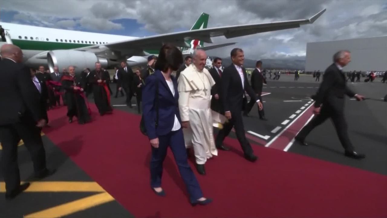 cnnee pkg vega pope francis followers from new york_00001212.jpg