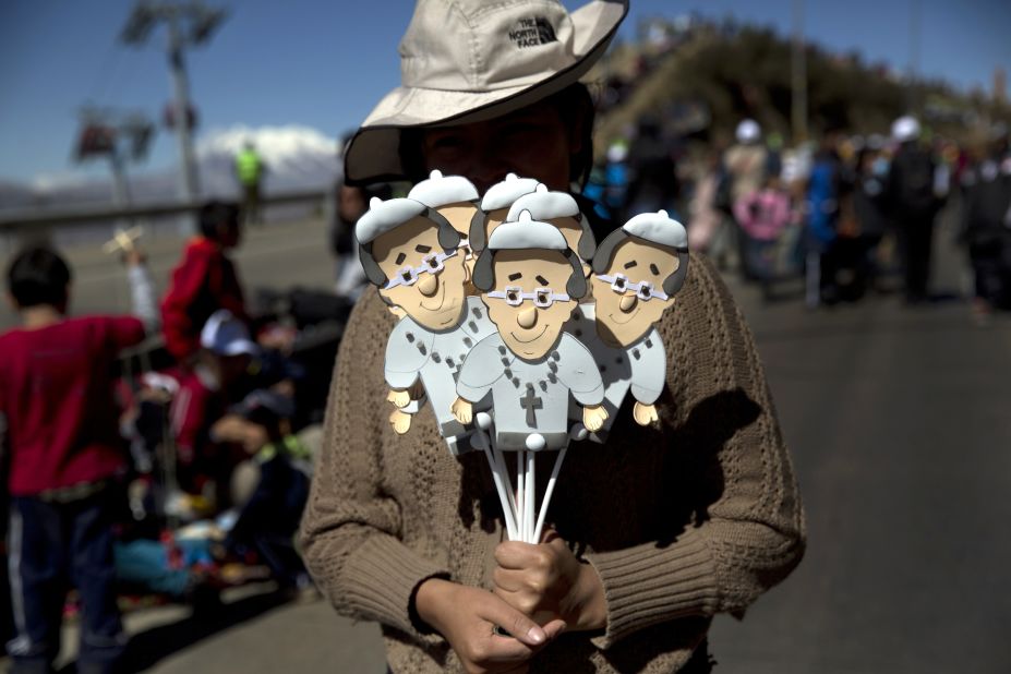 A street vendor sells cutout images of Pope Francis near the airport in El Alto, Bolivia, on Wednesday, July 8. Memorabilia is being sold across South America to commemorate <a href="http://www.cnn.com/2015/07/05/americas/gallery/pope-francis-south-america/index.html" target="_blank">the Pope's eight-day tour</a> of Ecuador, Bolivia and Paraguay.