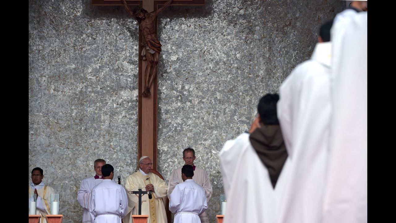 The Pope officiates a Mass at the square of Christ the Redeemer in Santa Cruz on July 9.