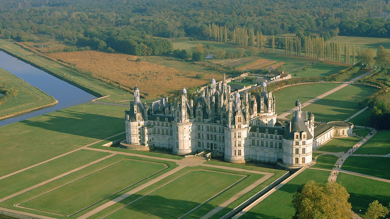 <strong>Le Chateau de Chambord: </strong>Le Chateau de Chambord is the largest of several amazing castles built along the Loire Valley. The French Renaissance building features 440 rooms and a double-helix fireplace supposedly based on a design by Leonardo da Vinci.