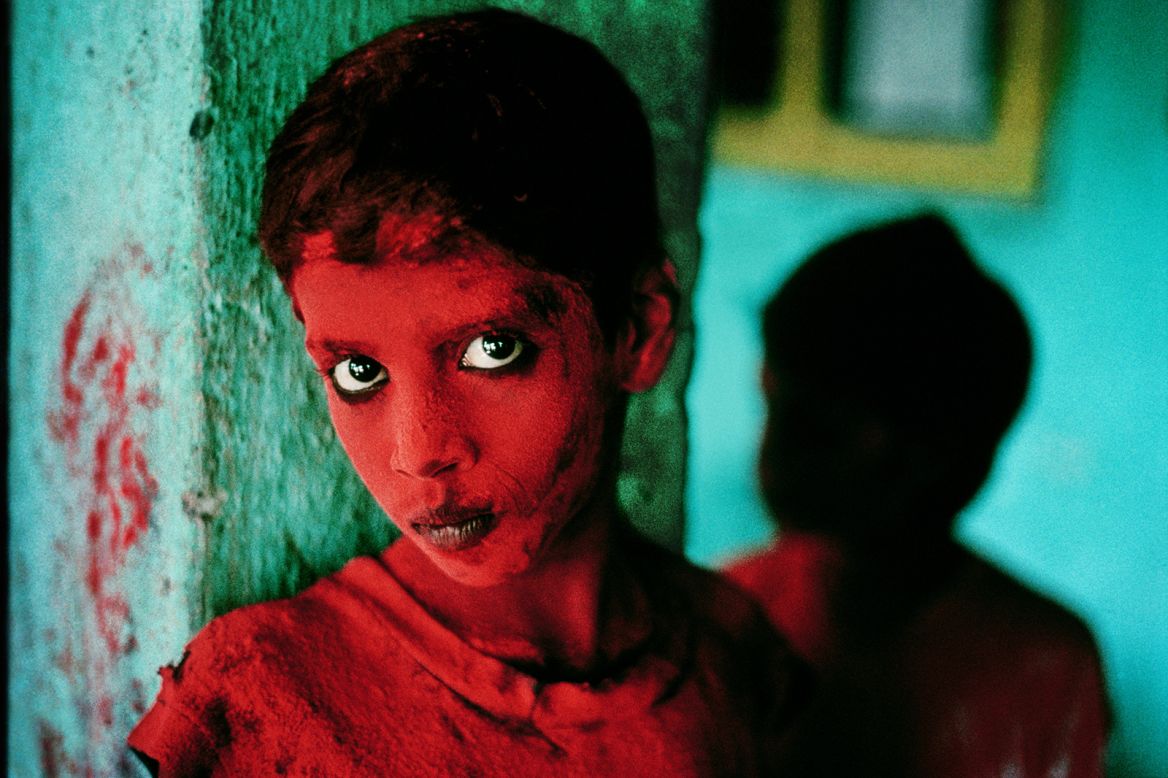 McCurry's "humanist" photography seeks to emphasize the "common humanity" that all people share, over the particularities of the specific scene. <br /><br />"The main story for me is trying to show some insight into the human condition, and how we are," he says. 