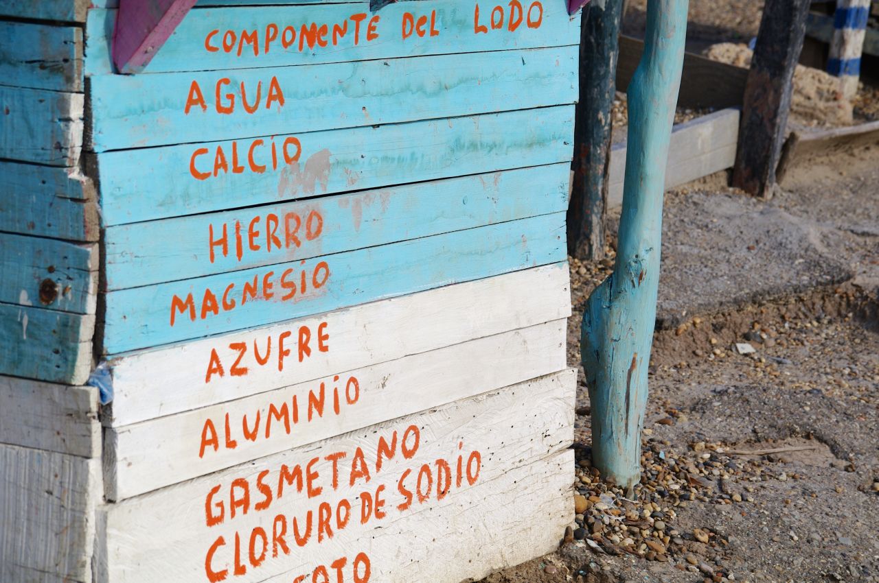 Hand-painted signage lists the mud's healthy, all-natural ingredients.